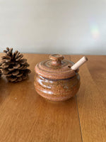 Honey pot with wooden dipper (ochre/sienna speckle/firebrick/ancient jasper)